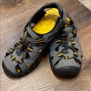 Boys KHOMBU size 2 sandals